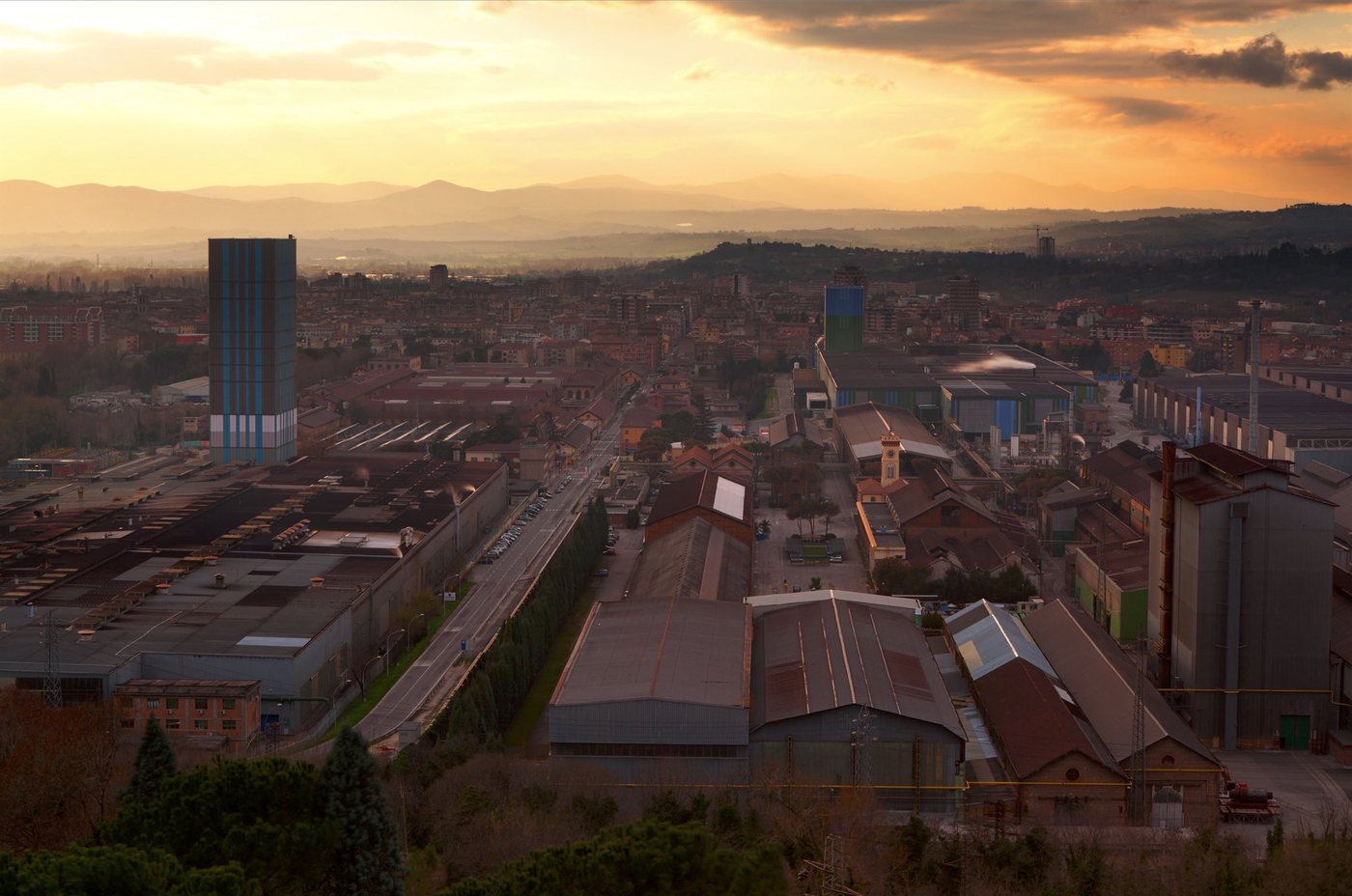 Terni vista dall'alto al tramonto: le acciaierie in primo piano e le colline che si perdono nella foschia